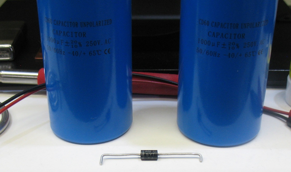 Photo 4 Capacitors